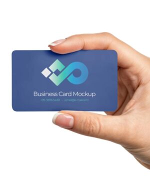 Mockup Cartão Visita Mão Segurando - Vista Frontal Mockup Mockups para Papelaria para Download