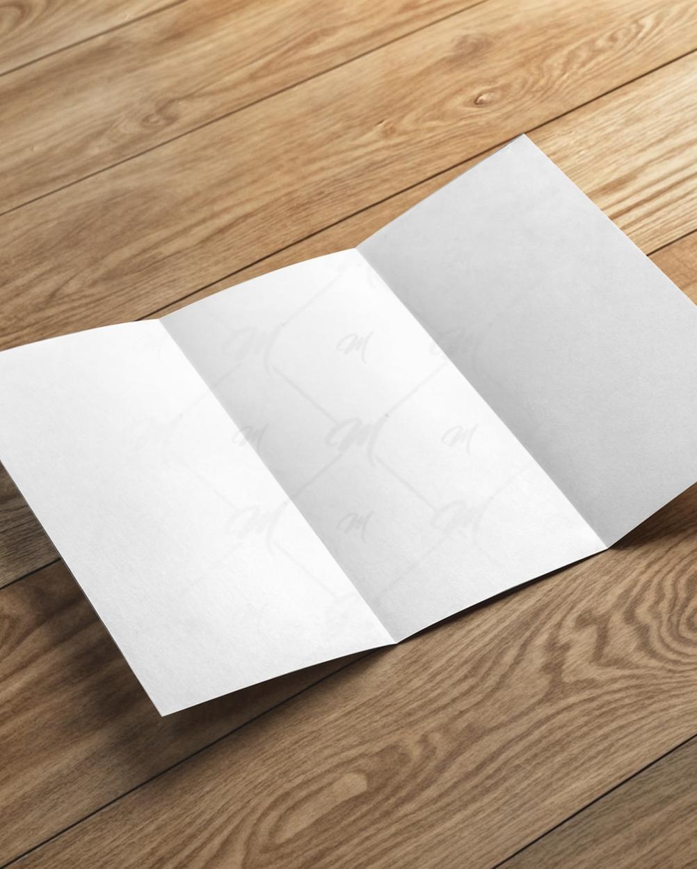 Mockup Brochura Trifólio Mesa Madeira Mockup PSD Mockup Brochura Trifólio Mesa Madeira - Mockup PSD Mockups de Publicidade Editável