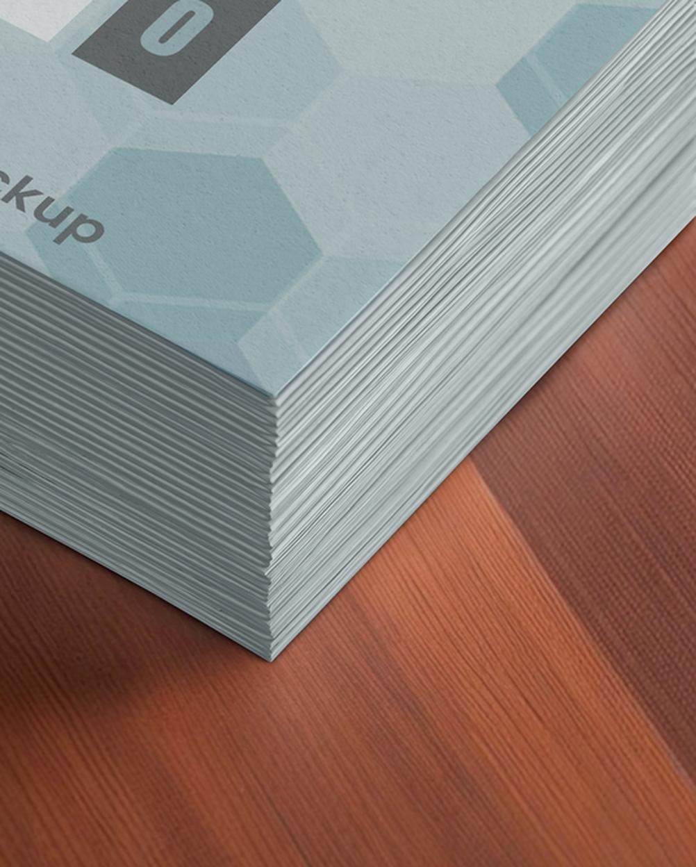 Mockup Cartão Visita Escrivaninha Trabalho Perspectiva PSD Mockup Cartão Visita Escrivaninha Trabalho - Perspectiva Mockup Mockups para Papelaria Download
