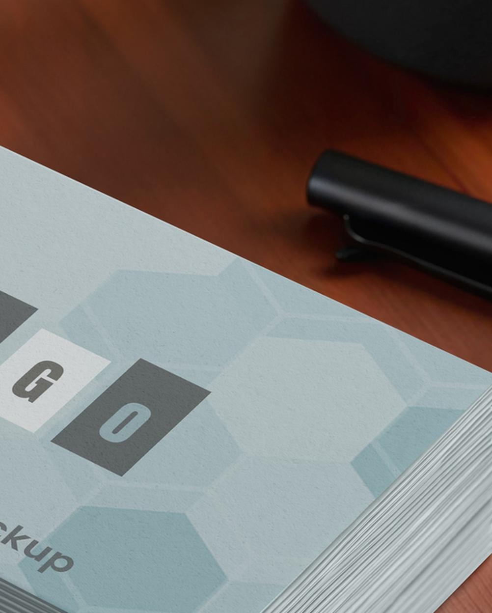 Mockup Cartão Visita Escrivaninha Trabalho Preview Alta Resolução Mockup Cartão Visita Escrivaninha Trabalho - Preview em Alta Resolução Mockup Mockups para Papelaria