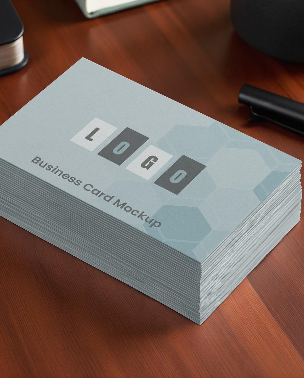 Mockup Cartão Visita Escrivaninha Trabalho Vista Frontal PSD Mockup Cartão Visita Escrivaninha Trabalho - Vista Frontal Mockup Mockups para Papelaria para Download