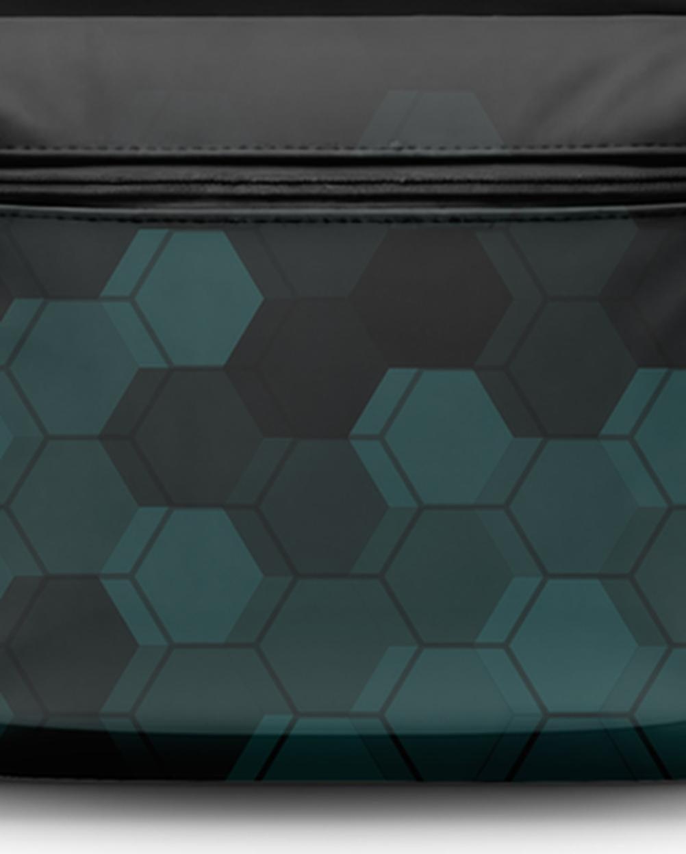 Mockup Mochila Superfície Neutra Premium Perspectiva PSD Mockup Mochila Superfície Neutra Premium - Perspectiva Mockup Mockups de Objetos Download