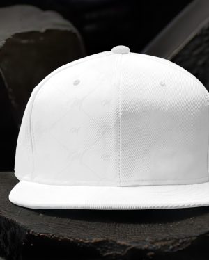 Mockup Boné Snapback Superfície Rochosa PSD – imagem 6