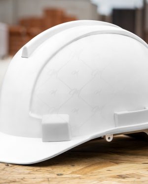 Mockup Capacete Segurança Superfície Madeira Premium - Mockup PSD Mockups de Objetos Editável